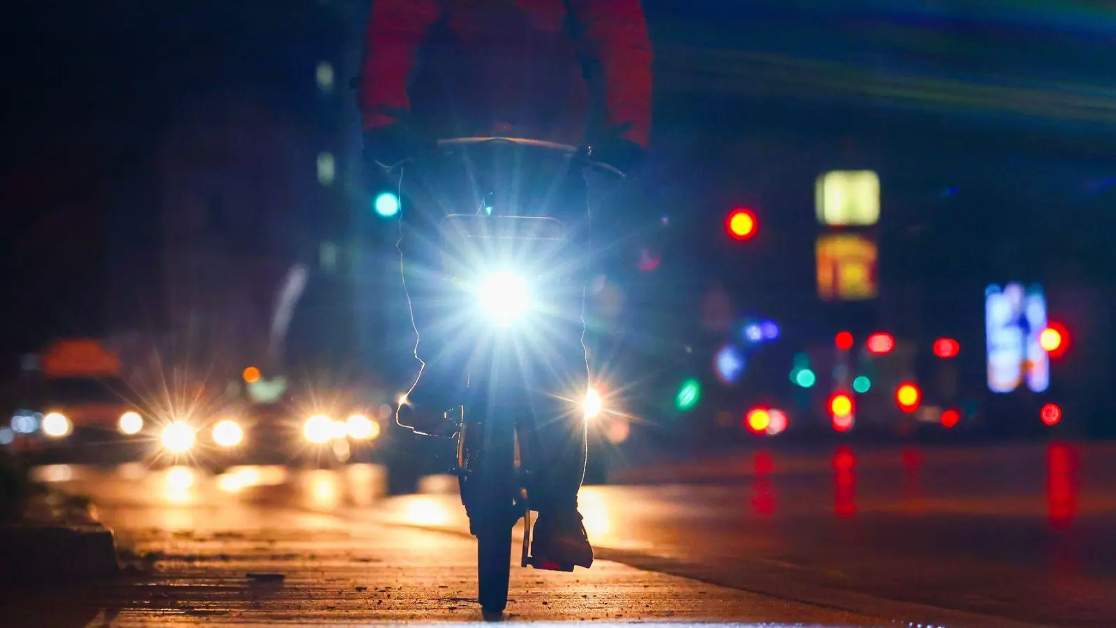 Gute Sichtbarkeit ist für Radfahrer im Herbst und Winter ganz besonders wichtig. (Foto: Christian Charisius/dpa/dpa-tmn)