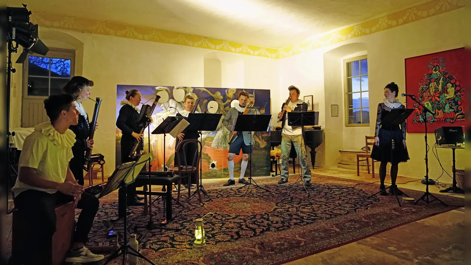Satirisch unterwegs: das Dulzianconsort Double Reed Tales aus Berlin, Paul Hoyle, Monika Fischaleck, Elisabeth Kaufhold, Nora Hansen , Claudius Kamp, Adrian Rovatkay und Olivia Stahn (von links). (Foto: Elke Walter)