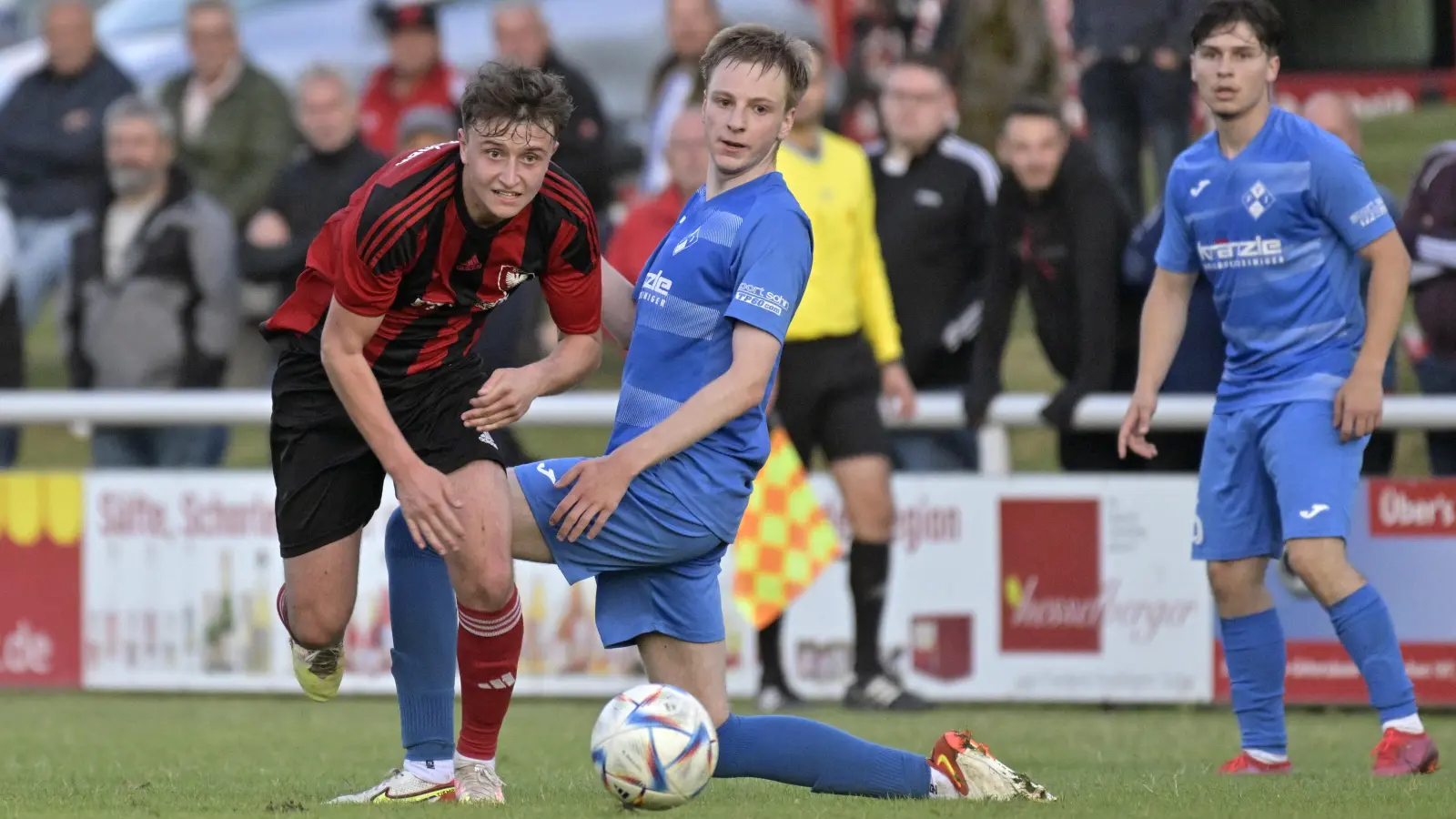 Über den Kampf zum Spiel finden: Aufkirchen (links Oscar Ladenburger, hier gegen Luca Bachthaler aus Illertissen) muss liefern. (Foto: Martin Rügner)