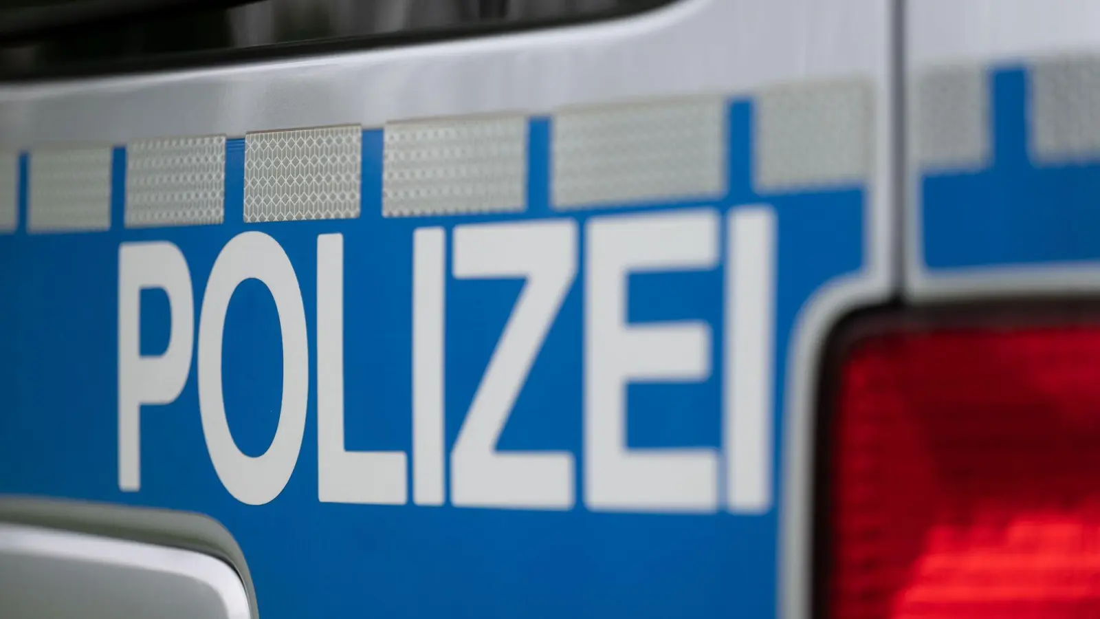 Die Polizei sucht mit einem Dutzend Streifenwagen nach dem vermeintlich entführten Kind. (Symbolbild) (Foto: Marijan Murat/dpa)