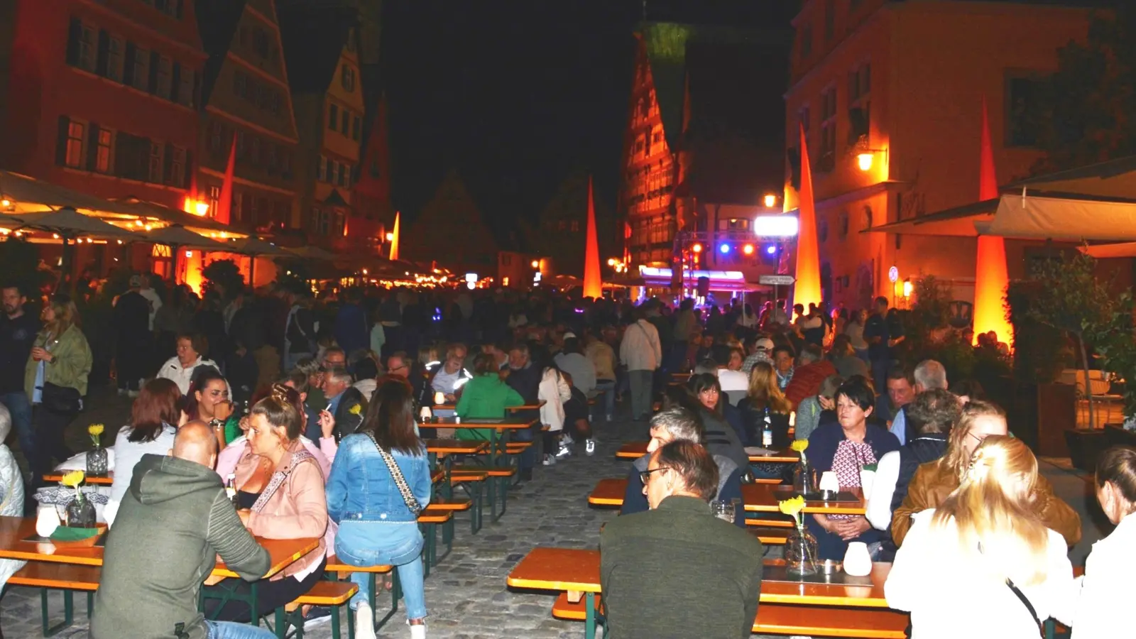 Bei „Dinkelsbühl leuchtet” präsentierte sich die Altstadt wie ein überdimensionaler, in warmes Licht getauchter Biergarten.<br><br> (Foto: Peter Tippl)