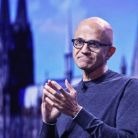 Der Vorstandsvorsitzende von Microsoft, Satya Nadella, wirbt um das Vertrauen europäischer Kunden. (Foto: Oliver Berg/dpa)
