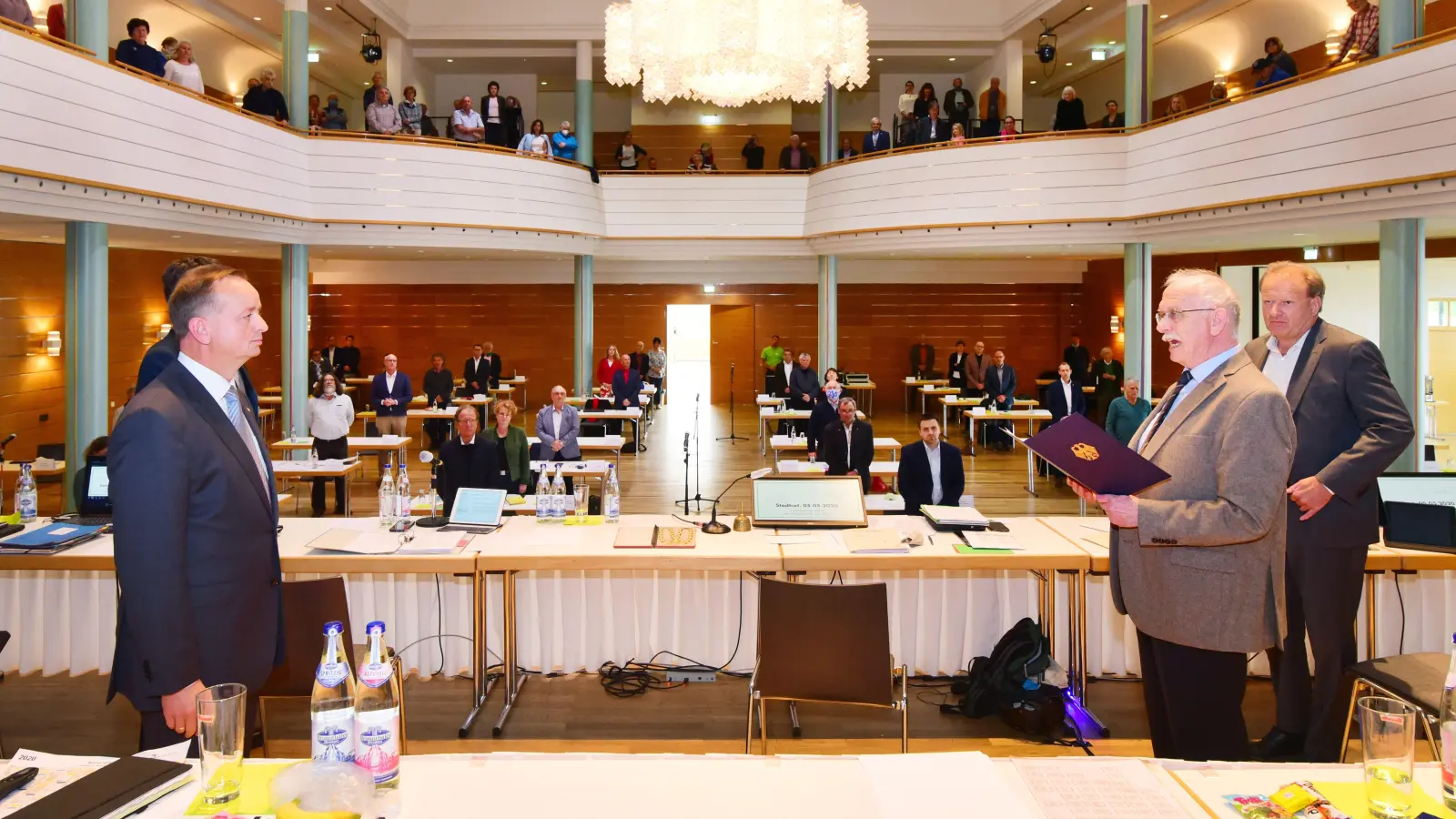 Der Ansbacher Stadtrat bei der konstituierenden Sitzung am 5. Mai 2020 - hier bei der Vereidigung von Oberebürgermeister Tomas Deffner durch den alterspräsidenten Friedmann Seiler. (Foto: Jim Albright)