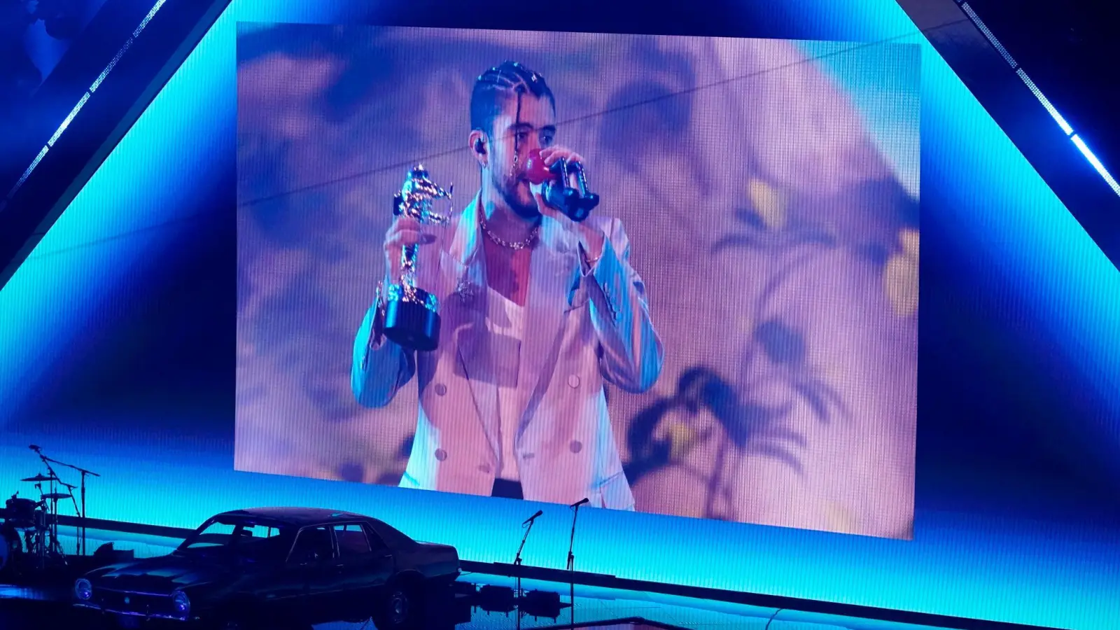 Bad Bunny wurde bei den MTV Video Music Awards als „Künstler des Jahres“ ausgezeichnet. (Foto: Charles Sykes/Invision/AP/dpa)