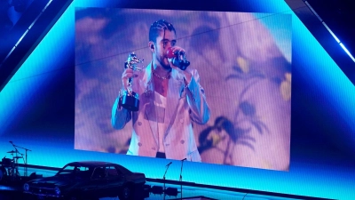Bad Bunny wurde bei den MTV Video Music Awards als „Künstler des Jahres“ ausgezeichnet. (Foto: Charles Sykes/Invision/AP/dpa)