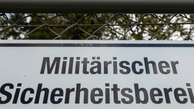 Schild mit der Aufschrift „Militärischer Sicherheitsbereich“. (Foto: Silas Stein/dpa)