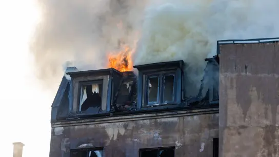 Ein Gebäudekomplex in der Innenstadt steht in Flammen. (Foto: Ferdinand Merzbach/News5/dpa/Archivbild)