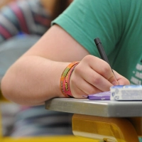 Ein zentraler Mathe-Test an bayerischen Gymnasien kann in diesem Jahr nicht gewertet werden. (Archivbild) (Foto: Armin Weigel/dpa)