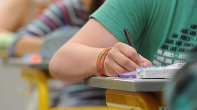 Ein zentraler Mathe-Test an bayerischen Gymnasien kann in diesem Jahr nicht gewertet werden. (Archivbild) (Foto: Armin Weigel/dpa)