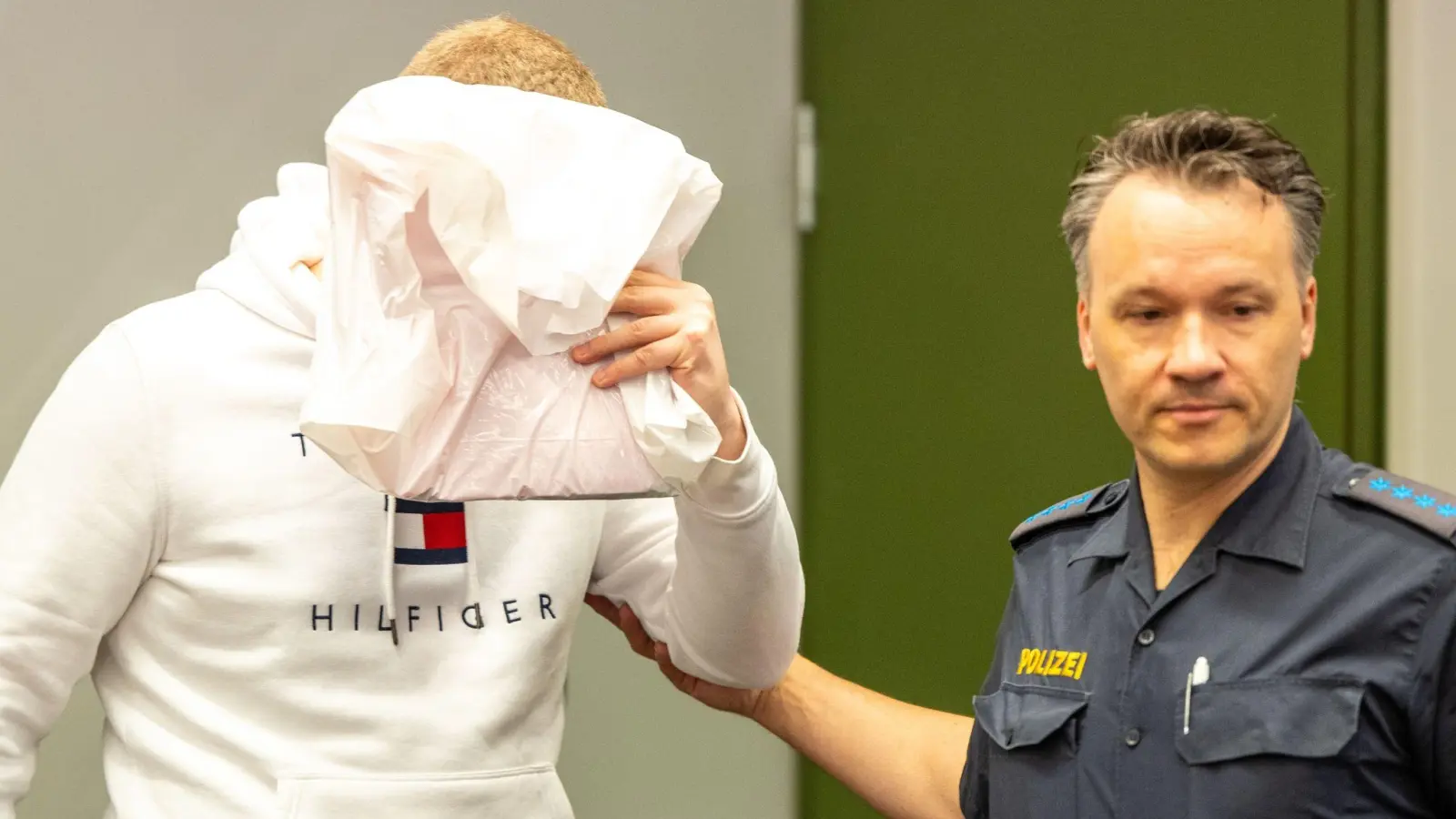 Der wegen Mordes an zwei Patienten angeklagte Krankenpfleger (l) ist zu lebenslanger Haft verurteilt worden. (Foto: Lennart Preiss/dpa)