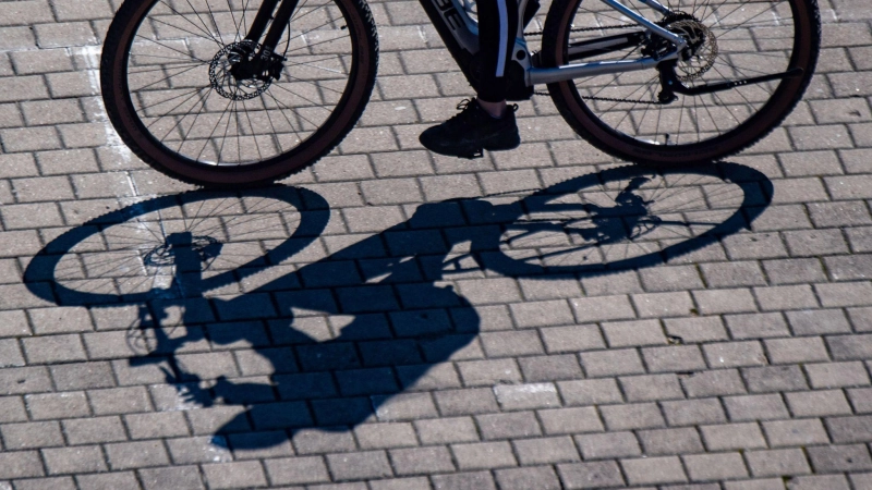 Ein 80-jähriger Radler hat bei Dürrwangen eine Warnbarke übersehen. (Symbolbild: Stefan Sauer/dpa/Symbolbild)