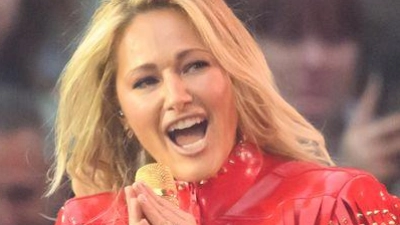  Helene Fischer performte beim Tourauftakt in Dresden ihre größten Hits aus knapp 20 Jahren Bühnenkarriere, darunter „Atemlos durch die Nacht“, „Herzbeben“ und „Null auf 100“. (Foto: Robert Michael/dpa)