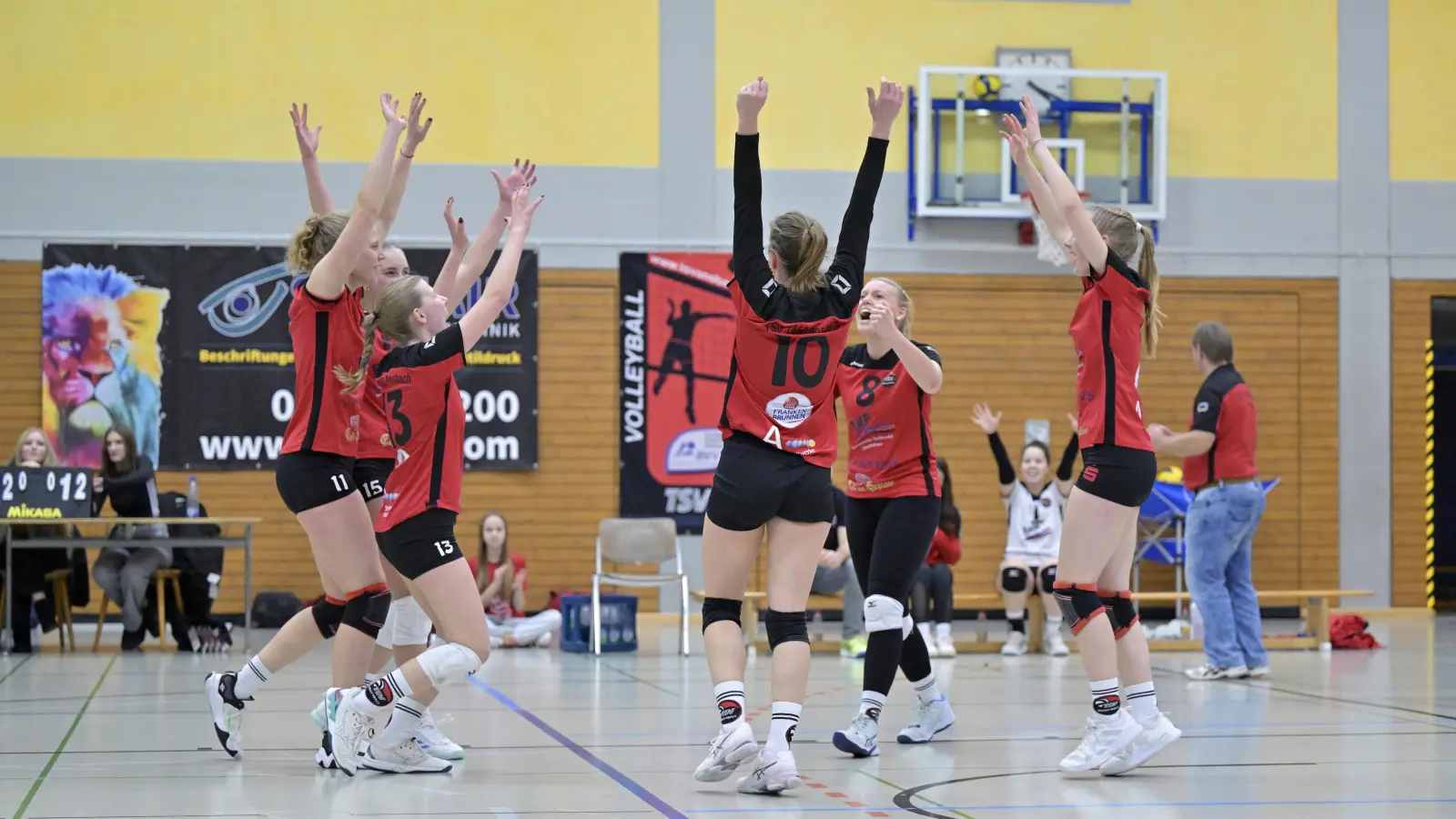 Jubel bei den TSV-Volleyballerinnen, von links: Thea Jüttner, Dominika Schäfer (verdeckt), Nina Hoefer, Anja Scherb, Ina Baumann und Amelie Sommer. (Foto: Martin Rügner)