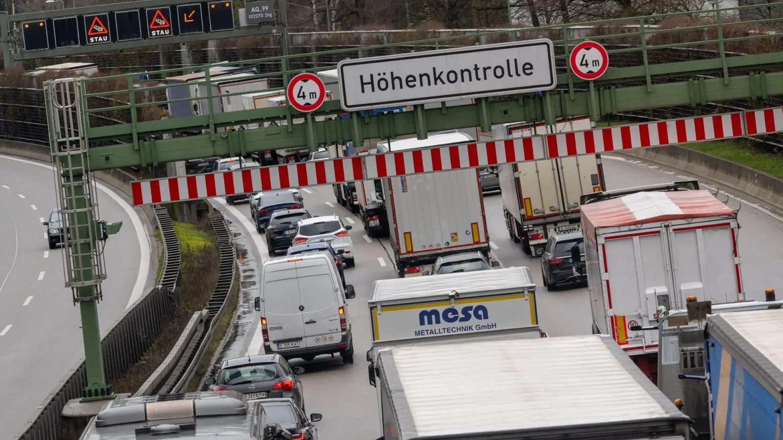 Der medizinische Notfall eines 31-Jährigen hat im Münchener Norden zu einer zeitweisen Sperrung der A99 geführt. (Archivbild) (Foto: Peter Kneffel/dpa)