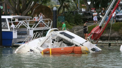 Der Tsunami hat in Neuseeland Boote zerstört. (Foto: Tanya White/NZME/dpa)