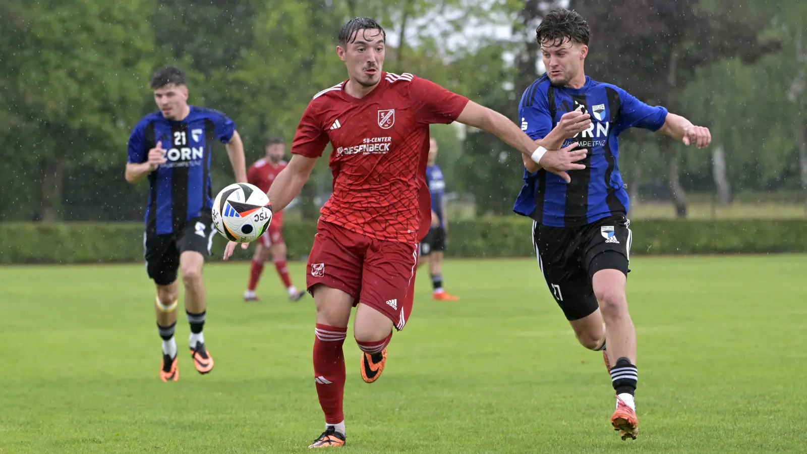 Zur Not muss man sich als Neuling in der Landesliga Platz verschaffen, so wie hier Neuendettelsaus Kilian Kress (links) gegen den Forchheimer Benedikt Sinelis. In Unterreichenbach wird der Körpereinsatz von Kress allerdings fehlen, er weilt im Urlaub. (Foto: Martin Rügner)