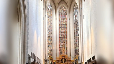 Je nach Lichteinfall sorgen sie für unterschiedliche Stimmungen: die Glasfenster in der St.-Jakobs-Kirche (Foto: Margit Schwandt)