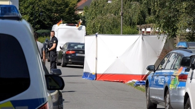 Einsatzkräfte gehen von einem Gewaltverbrechen aus.  (Foto: Hüneke/dpa)