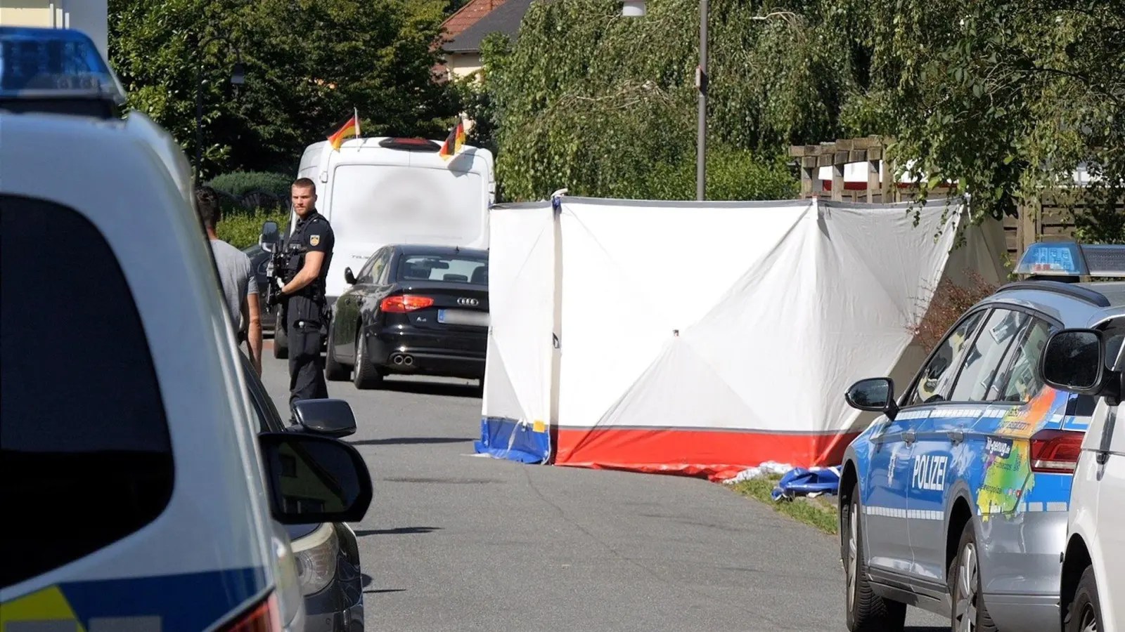 Einsatzkräfte gehen von einem Gewaltverbrechen aus.  (Foto: Hüneke/dpa)