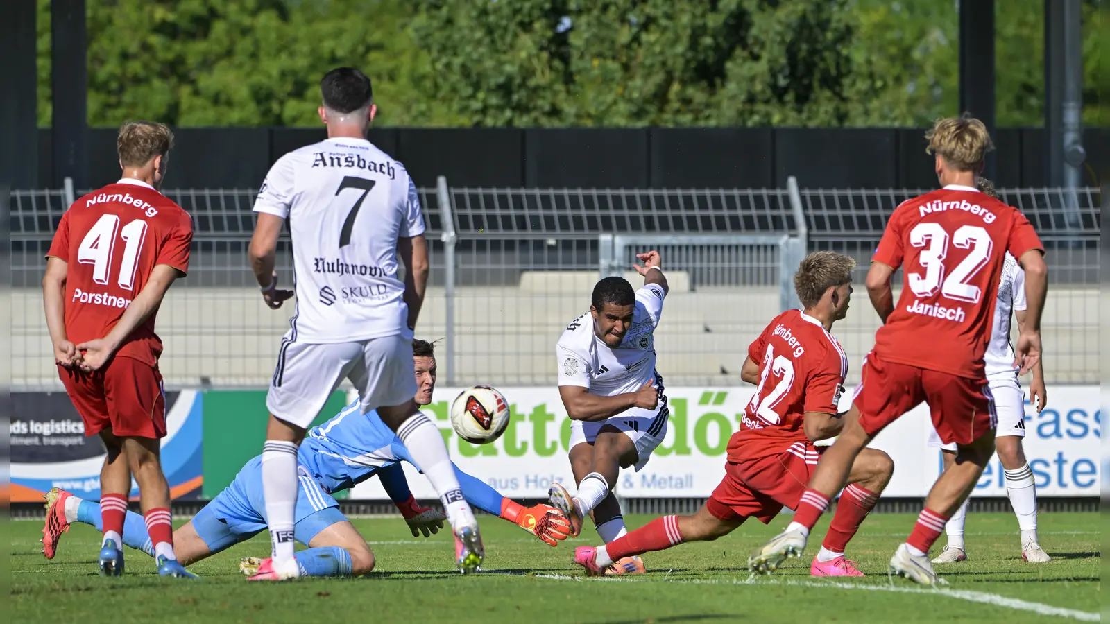 Tyron Ken Mata (Mitte in Weiß) erzielt das 1:1 für Ansbach, Club-Torwart Jan Reichert ist chancenlos. (Foto: Martin Rügner)