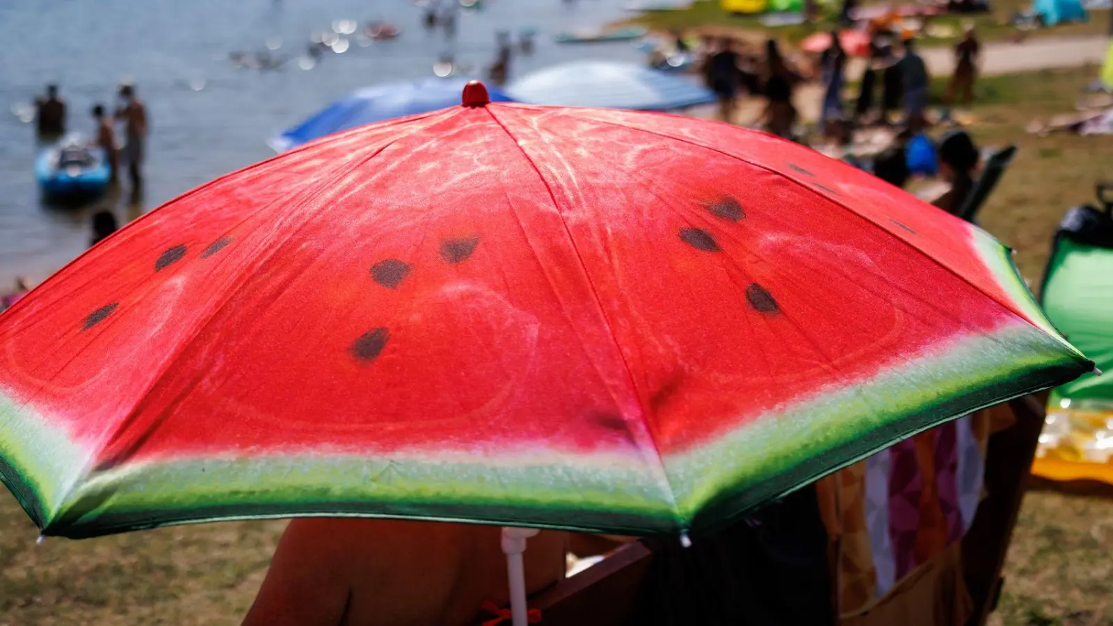Ab Mitte der Woche können in Bayern die Regenschirme gegen Sonnenschirme eingetauscht werden. (Symbolbild) (Foto: Daniel Karmann/dpa)