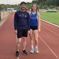 Sanja Kropf (17) mit ihrem Trainer Simon Meyer auf der Sportanlage des TSV Burghaslach. (Foto: Astrid Pirner)