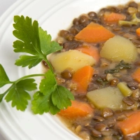 Klassiker auf dem Teller: Für Linsensuppe Linsen waschen, gern 8 bis 12 Stunden einweichen – dann sind sie beim Kochen oft nach 20 bis 30 Minuten weich. (Foto: Andrea Warnecke/dpa-tmn)