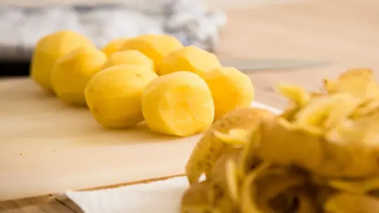 ie Kartoffeln werden vor dem Einkochen geschält und halbgar gekocht. (Foto: Christin Klose/dpa-tmn)