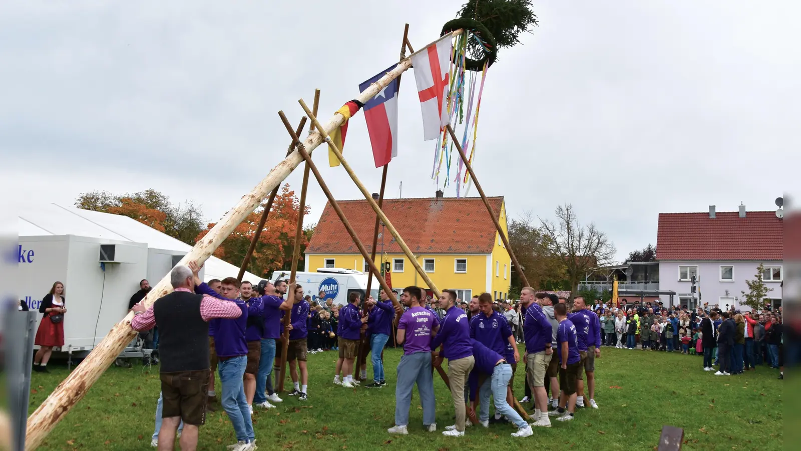 Aufstellen des Kerwabaums auf der Gänswosn-Kerwa in Aurach. (Foto: Werner Wenk)