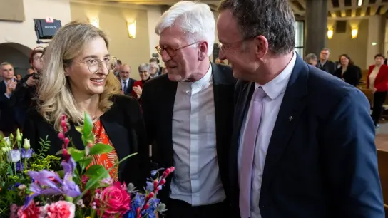 Nina Lubomierski (l) und Christian Kopp (r), Kandidaten für die Wahl sowie Heinrich Bedford-Strohm (M) stehen zusammen. (Foto: Sven Hoppe/dpa)