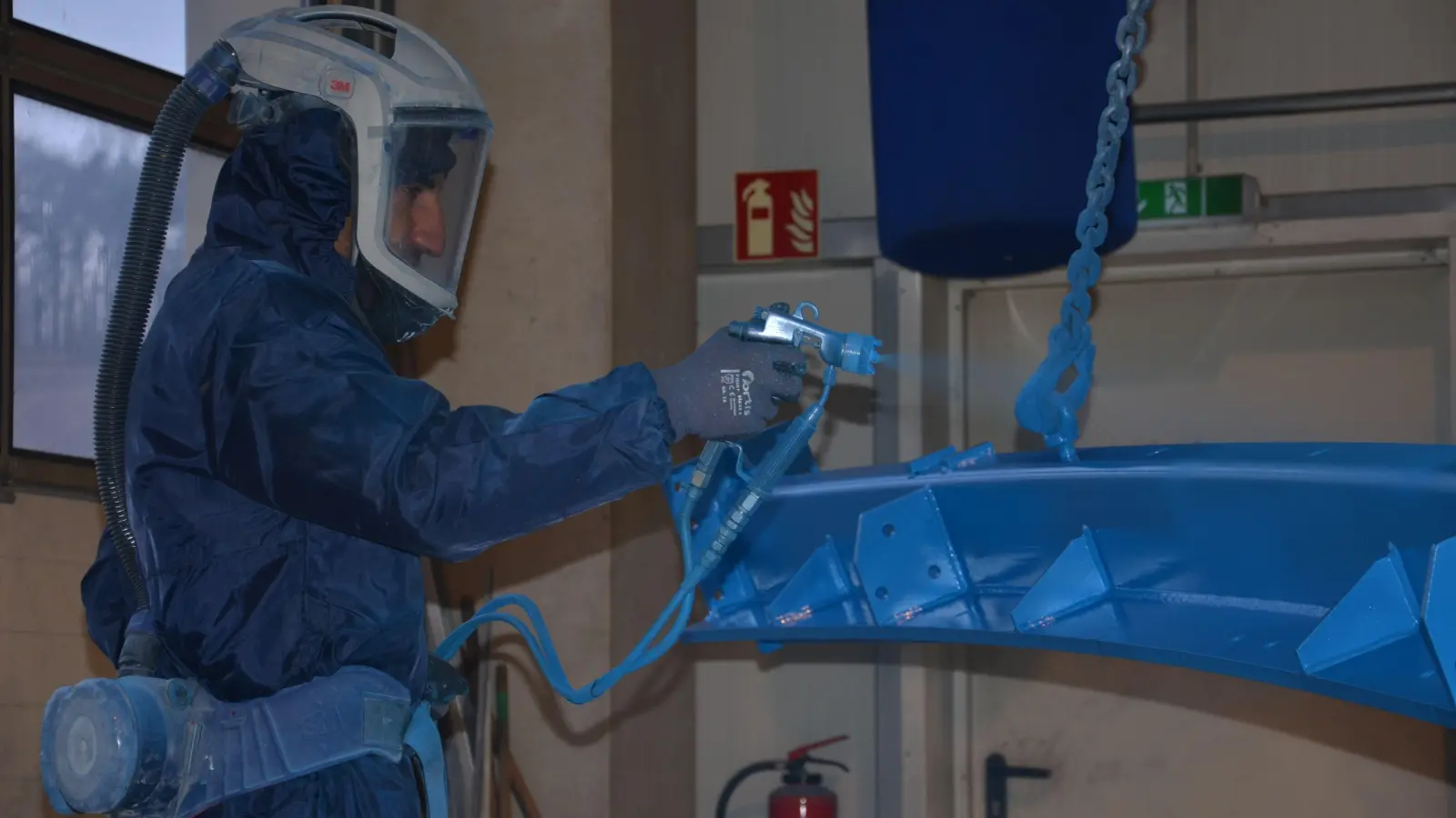 2016 entstand dieses Bild in einem Metallbaubetrieb im Dietersheimer Ortsteil Walddachsbach. Damals war es noch schwieriger als heute, Geflüchtete in Arbeit zu vermitteln. Der Integrationsgipfel vom Donnerstag in Neustadt weist nun zumindest darauf hin, dass sich diesbezüglich einiges verändert hat. (Foto: Patrick Lauer)