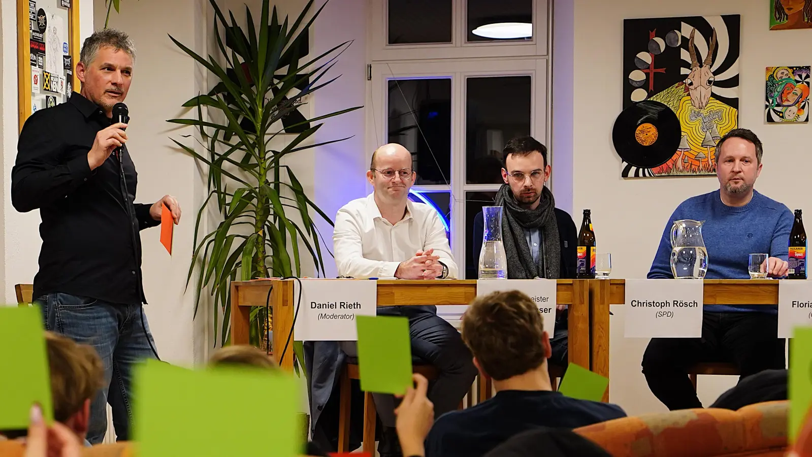 Viele grüne Karten: Das Stimmungsbild der Jugendlichen war vorwiegend positiv – manchmal gab es aber auch eine rote Karte. (Foto: Simone Hedler)