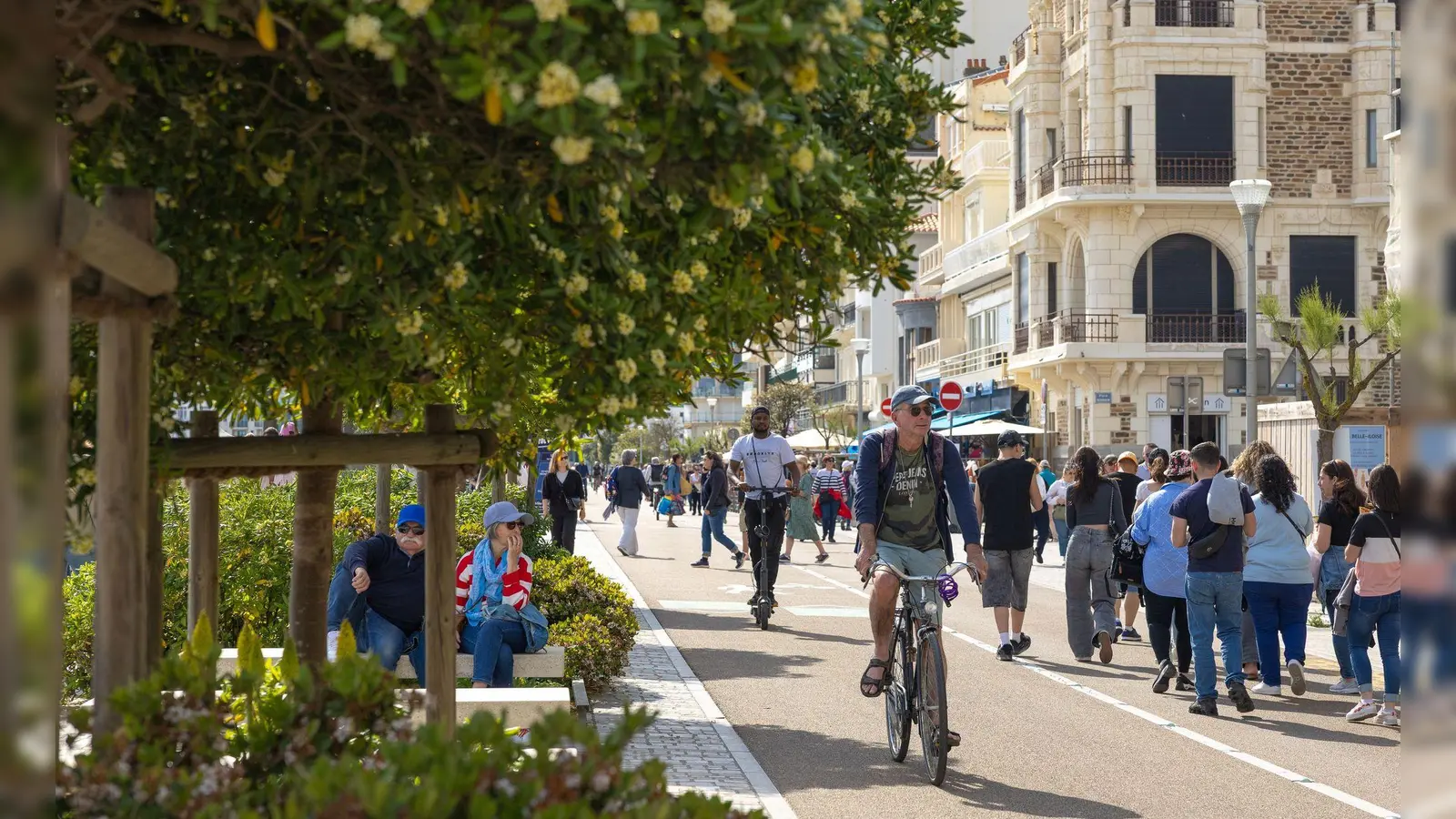 Strandtouristen in Les Sables-d&#39;Olonne sollen nicht mehr in Badekleidung und mit nacktem Oberkörper in die Stadt hineinlaufen. (Foto: -/Stadtverwaltung Les Sables-d'Olonne/dpa)