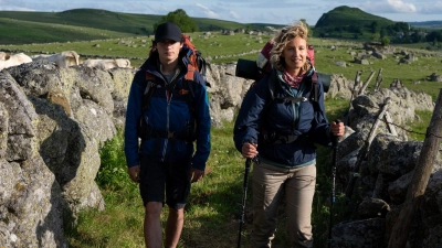 Julien Le Berre (links) als Adam und Alexandra Lamy im Film „Die Camino-Therapie - Finde deinen Weg“. (Foto: Marie-Camille Orlando/PlaionPictures/dpa)