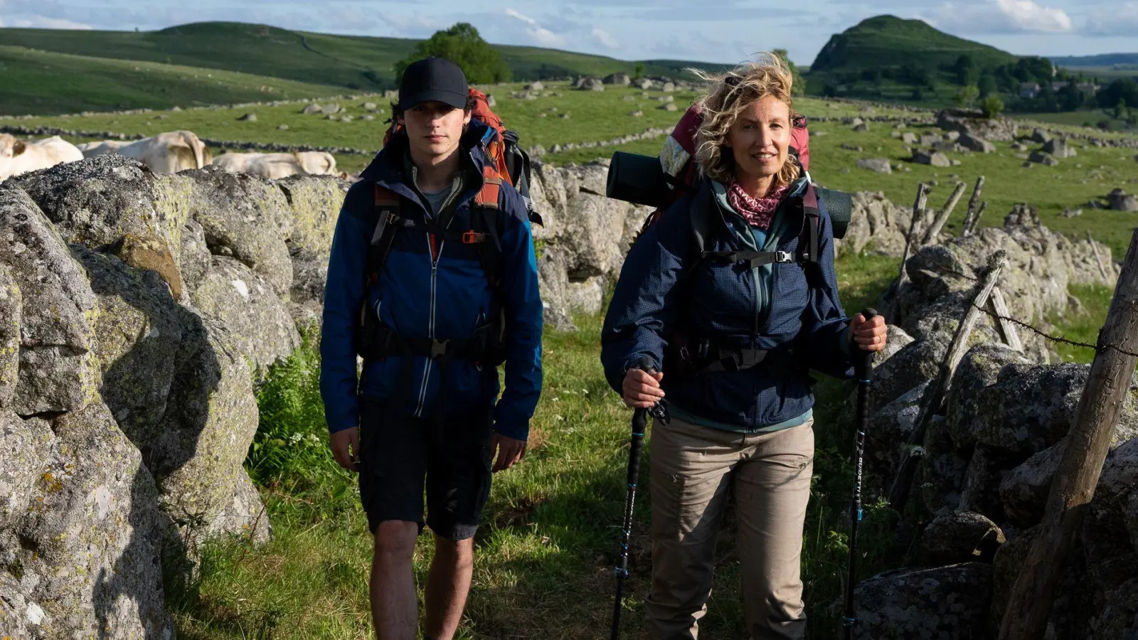 Julien Le Berre (links) als Adam und Alexandra Lamy im Film „Die Camino-Therapie - Finde deinen Weg“. (Foto: Marie-Camille Orlando/PlaionPictures/dpa)