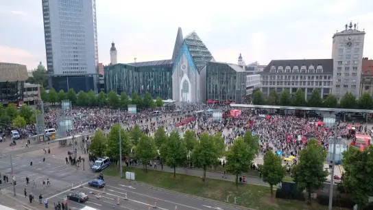 Teilnehmer verschiedener Demonstration versammeln sich auf dem Augustusplatz. (Foto: Sebastian Willnow/dpa)