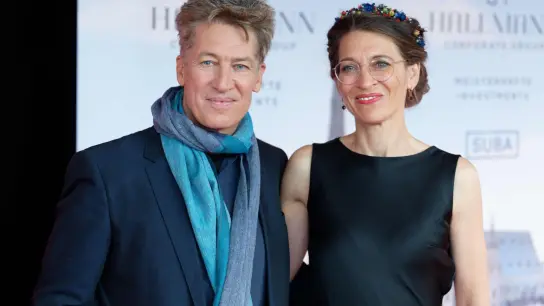 Der Schauspieler Tobias Moretti und seine Frau Julia Moretti kommen zur Verleihung der Europäischen Kulturpreise. (Foto: Henning Kaiser/dpa/Bildarchiv)