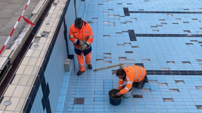 Allein im Schwimmerbecken mussten Mitarbeiter des städtischen Bauhofs über 1000 beschädigte Bodenfliesen per Hand austauschen. (Foto: Stefan Eckerlein)