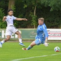 Gleich ein Treffer: Ansbachs Debütant Tyron Koomson (links) schiebt den Ball am Uffenheimer Torhüter Philipp Müller vorbei zum 3:0-Endstand im Auftaktspiel des Pokalturniers beim FV Uffenheim. (Foto: Martin Rügner)