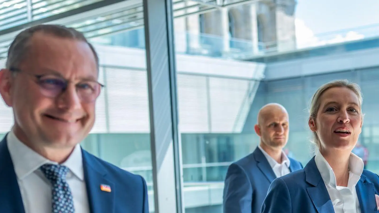 Die AfD-Chefs Tino Chrupalla (l.) und Alice Weidel können sich über einen spürbaren Anstieg ihrer Monatseinkünfte freuen. (Archivbild) (Foto: Michael Kappeler/dpa)