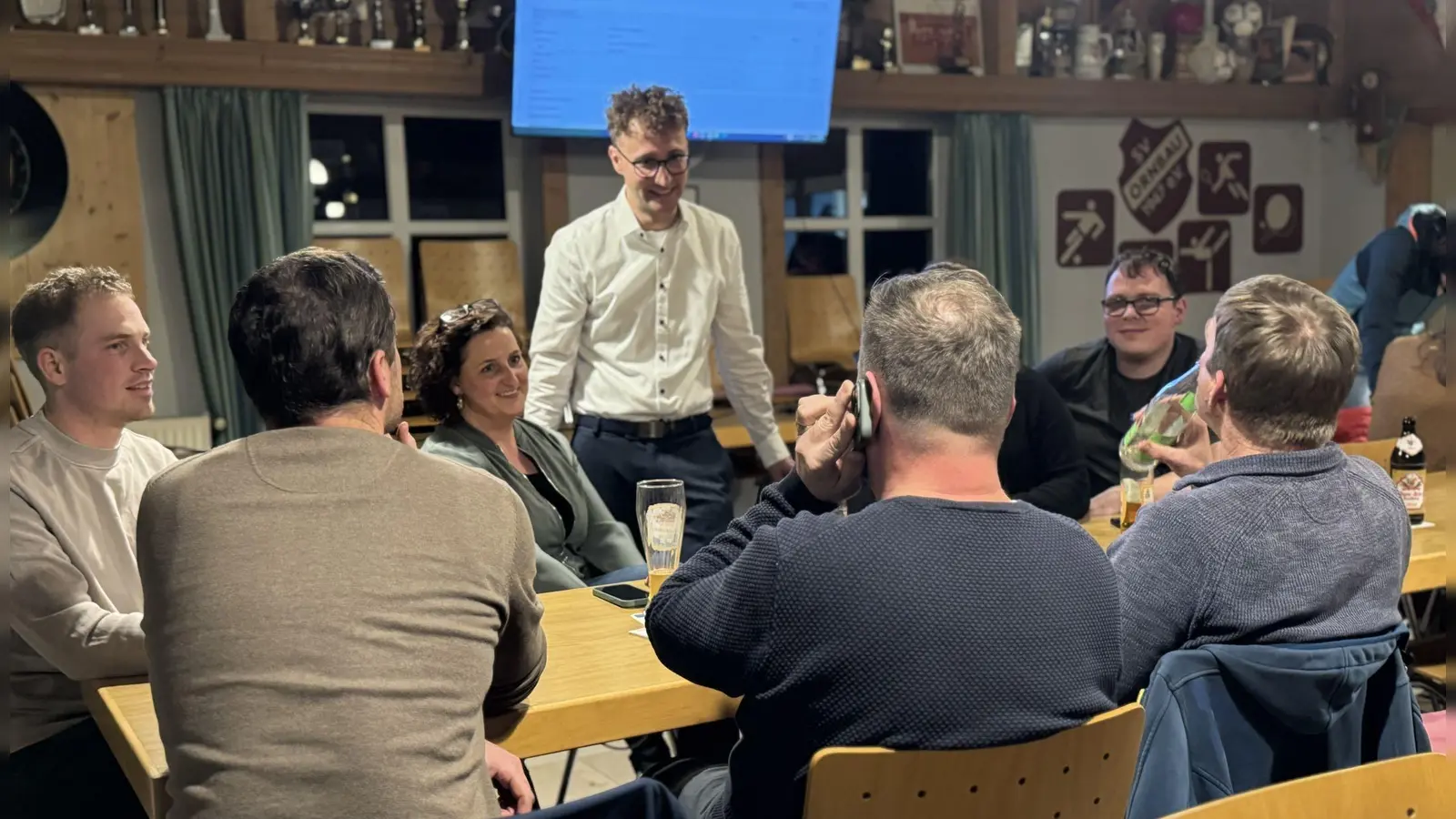 Lächelt da der neue Landrat? Marco Meier bei der Wahlparty. (Foto: Evi Lemberger)