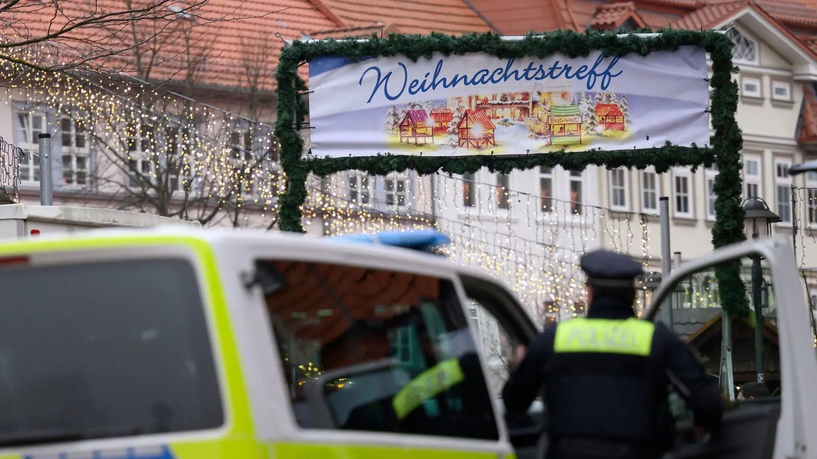 Der Weihnachtsmarkt sei in Absprache mit den Veranstaltern wieder geöffnet, teilte eine Sprecherin der Polizei auf Nachfrage mit. (Foto: Swen Pförtner/dpa)