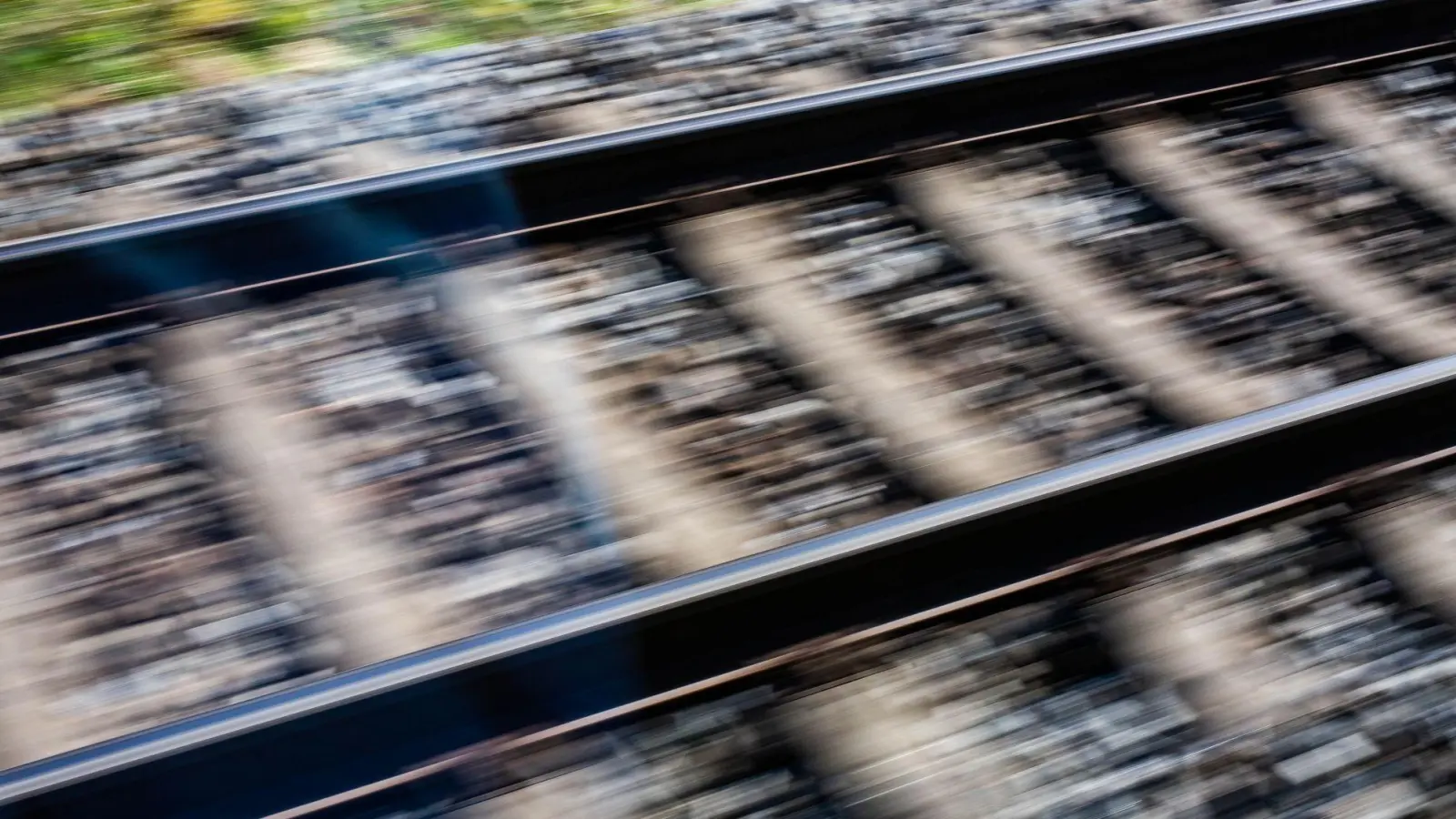 Ein Zeuge zog den Jugendlichen aus dem Gleisbett. (Symbolbild: Philipp von Ditfurth/dpa)