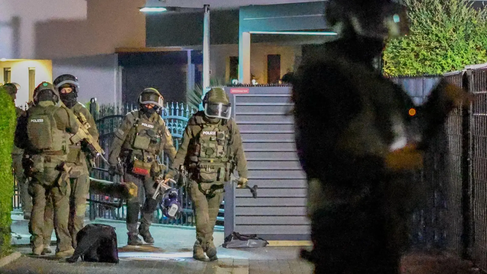 Ermittler ziehen Bilanz der Groß-Razzia gegen Finanzkriminalität  (Foto: Christoph Reichwein/dpa)