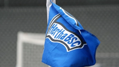 Die Eckfahne mit dem Logo des Vereins Hertha BSC. (Foto: Soeren Stache/dpa)