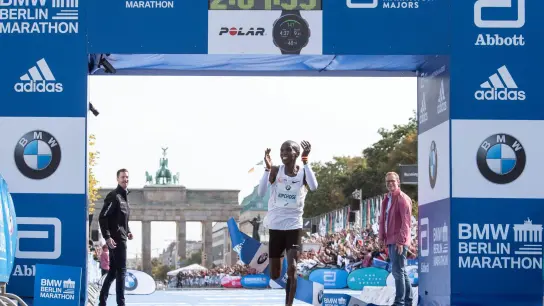 Eliud Kipchoge hatte 2018 in 2:01:39 Stunden den Marathon-Weltrekord in Berlin aufgestellt. (Foto: Soeren Stache/dpa)