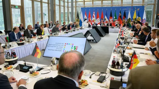 Die Regierungschefs der Länder bei der Ministerpräsidentenkonferenz in Berlin. (Foto: Bernd von Jutrczenka/dpa)