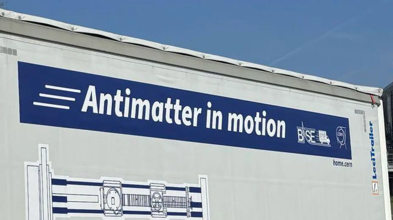 Der Lkw meistert seine Fahrt ohne Zwischenfälle.  (Foto: Christiane Oelrich/dpa)