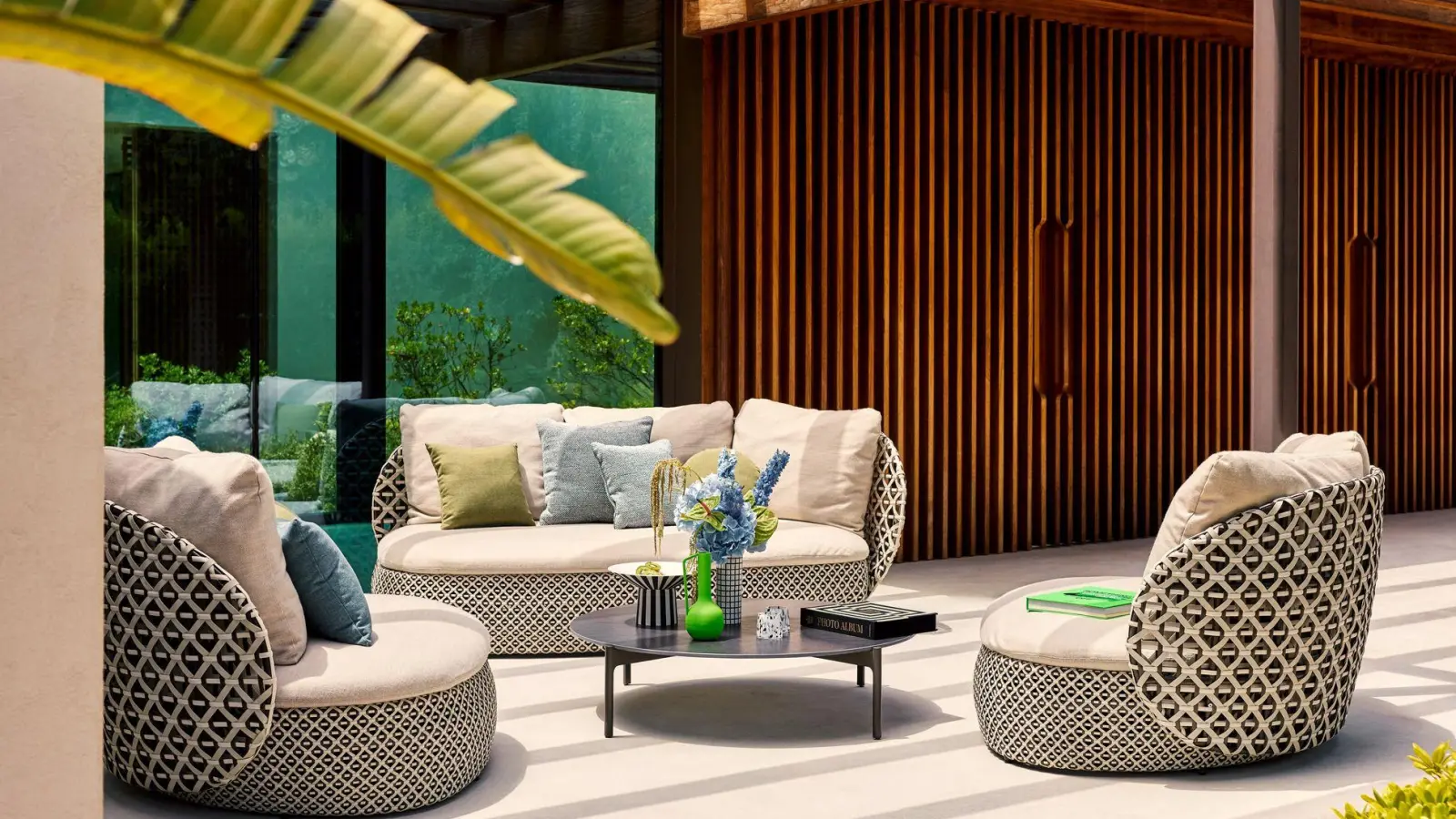 Elegantes Cremeweiß und Ivory: Helle Polsterfarben setzen 2026 moderne Akzente im Garten. (Foto: Dedon/die möbelindustrie/dpa-tmn)