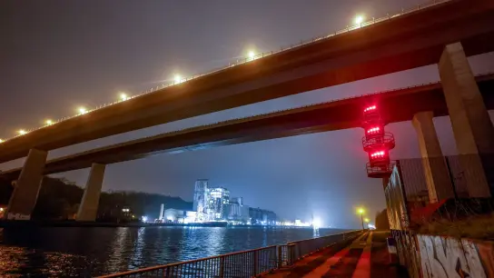 Mit roten Lichtzeichen ist die Hochbrücke in Kiel-Holtenau gesperrt. Ein Schiff war mit der Brücke kollidiert, woraufhin diese für den Schiffs- und Autoverkehr geperrt wurde. (Foto: Axel Heimken/dpa)